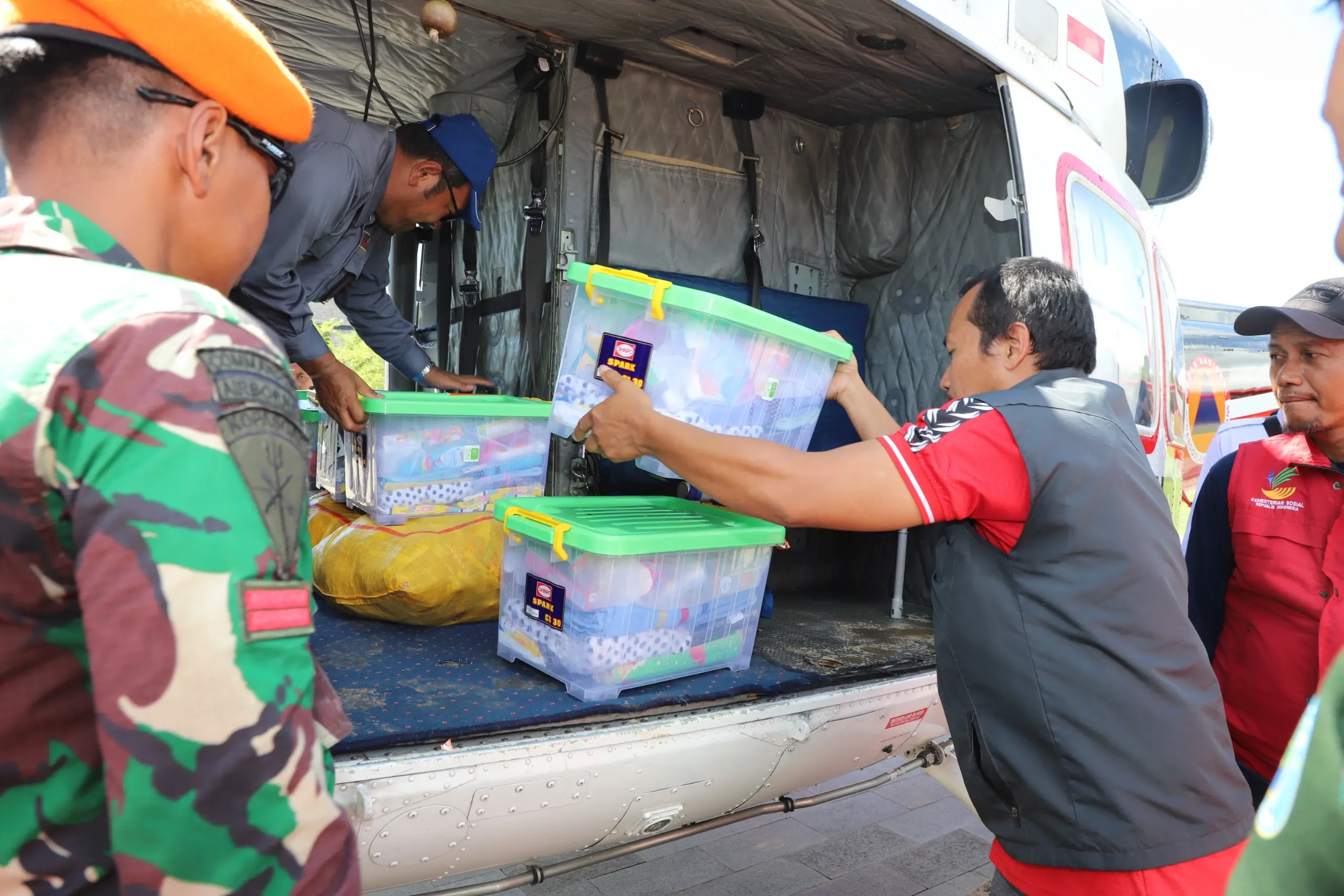 Proses loading bantuan logistik yang akan dibawa menggunakan helikopter Bell BNPB ke Kecamatan Latimojong, Kabupaten Luwu, Sulawesi Selatan, Rabu (8/5).